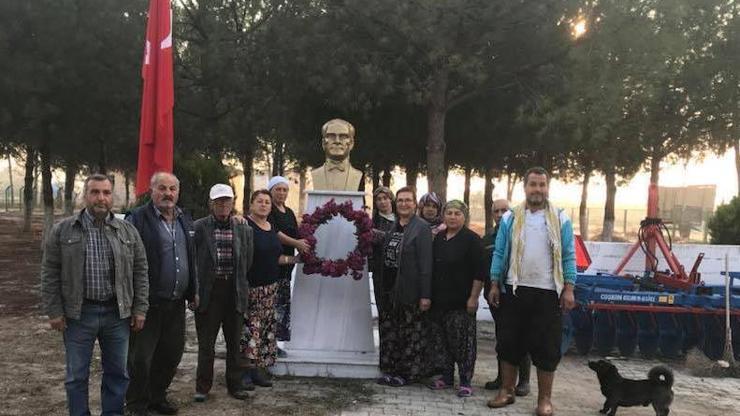 Kasımpatıdan çelenk yapıp Atanın büstüne koydular