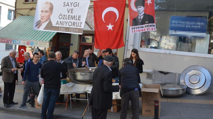 Bilecikte esnaf Atatürk için helva dağıttı