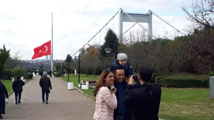 Bayraklar Ulu Önder için yarıya indirildi