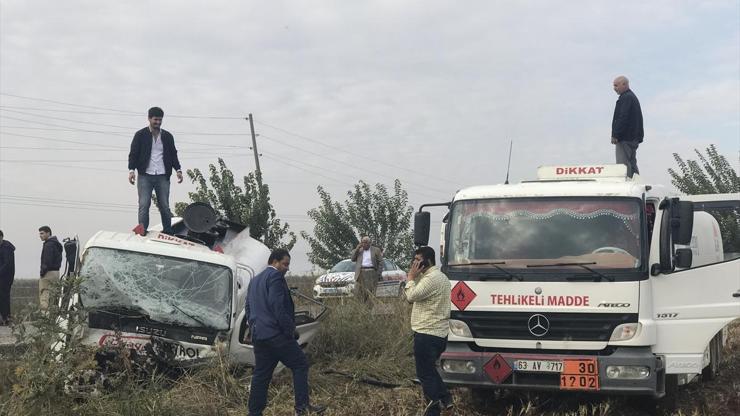 Yakıt tankeri ile işçi minibüsü çarpıştı: 8 yaralı