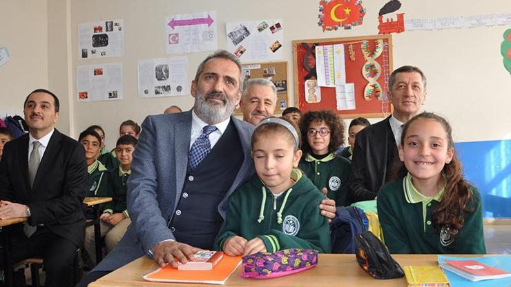 Bakan Ziya Selçuk müzik derslerinde yeni dönemi Yavuz Bingöl ile birlikte Karsta başlattı