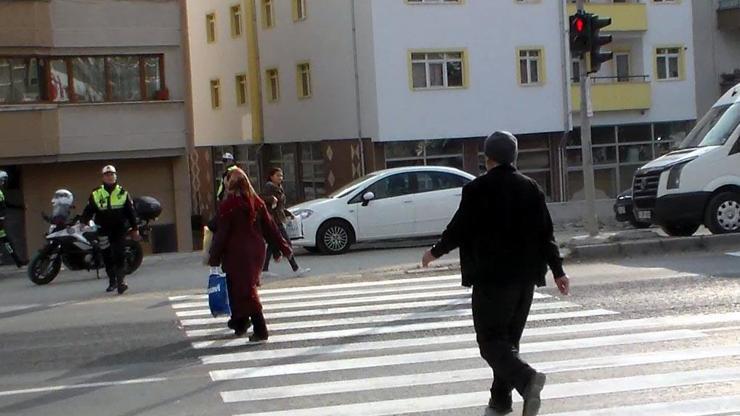 Boluda yayalar polisi dinlemeyip kırmızıda geçince ceza yedi