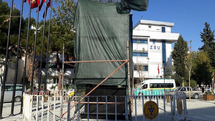 Atatürke benzemeyen heykelde düzeltme çalışmaları başladı