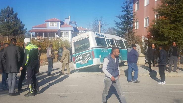 Şarkikaraağaçta kaza: 3 yaralı