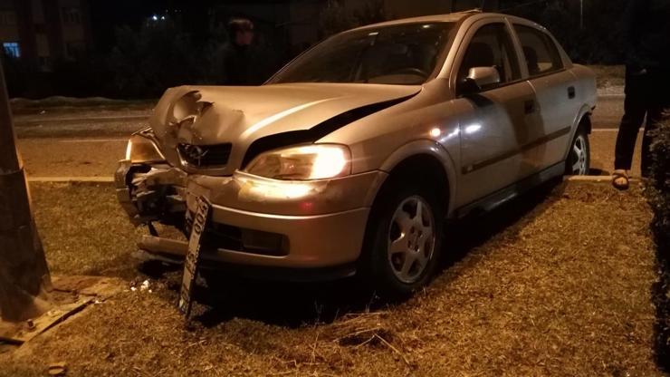 Kontrolden çıkan otomobil, ağaçlara ve direğe çarptı: 1 yaralı