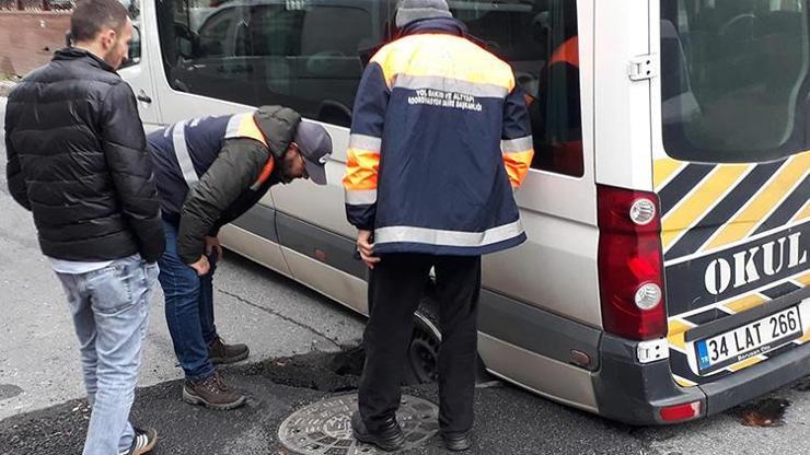 Bakırköyde çöken yol nedeniyle öğrenciler mahsur kaldı