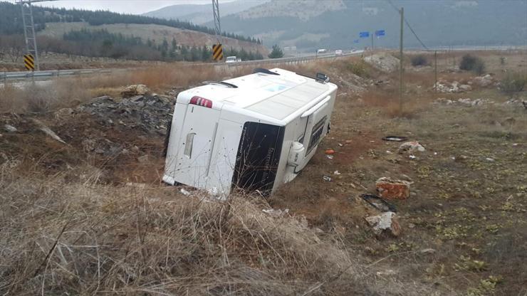 Yolcu otobüsü şarampole devrildi: 13 yaralı