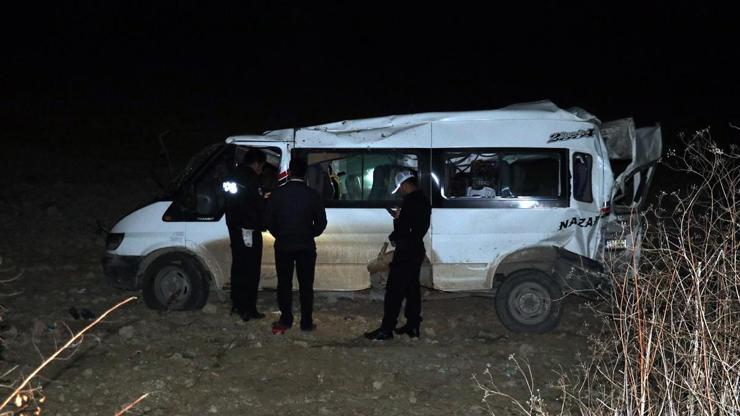 Tarım işçilerini taşıyan minibüs şarampole devrildi