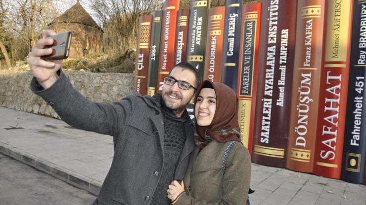 Çukurcada kurulan renkli kitap dekorları ilgi çekiyor