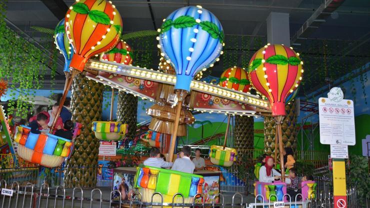 Anneleri cezaevinde olan çocuklar, ilk kez lunaparkta eğlendi