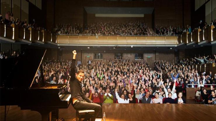 Rekortmen piyanist, Türkiyede ilk konserini verdi