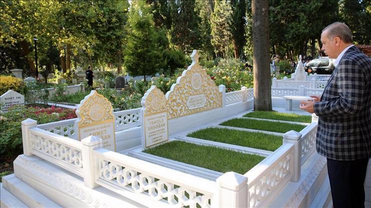 Cumhurbaşkanı Erdoğan anne ve babasının mezarını ziyaret etti