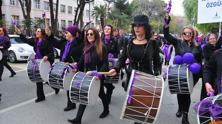 Kadınlar şiddeti davulla, kefenle protesto etti
