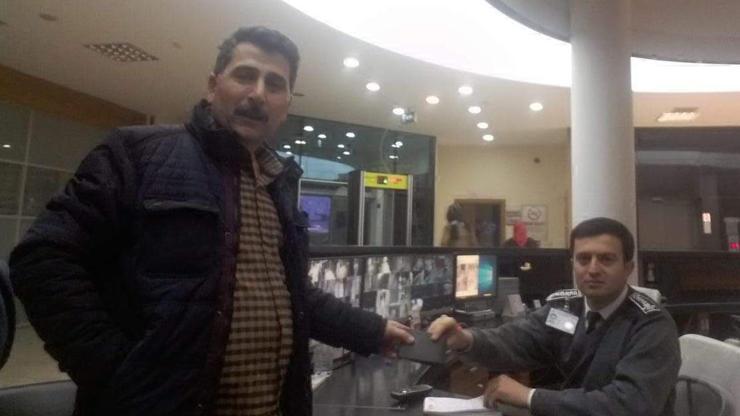 Bankamatikte unutulan cüzdanı zabıtaya teslim etti