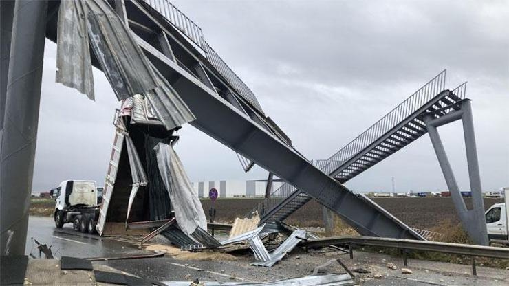 Üst geçit yıkıldı: Edirne-İstanbul yolu trafiğe kapandı