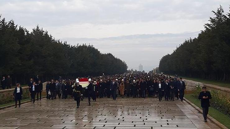 Bakan Zehra Zümrüt Selçuk, kadınlarla birlikte Anıtkabiri ziyaret etti