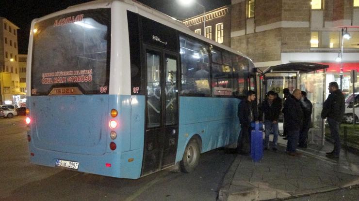 Freni boşalan halk otobüsü durağa daldı