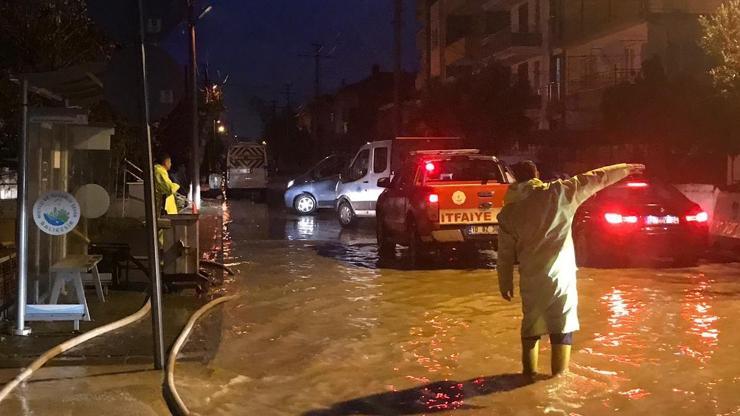 Balıkesir’de ev ve iş yerlerini su bastı