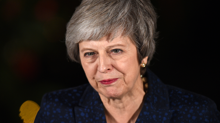Theresa May güven oyu aldı