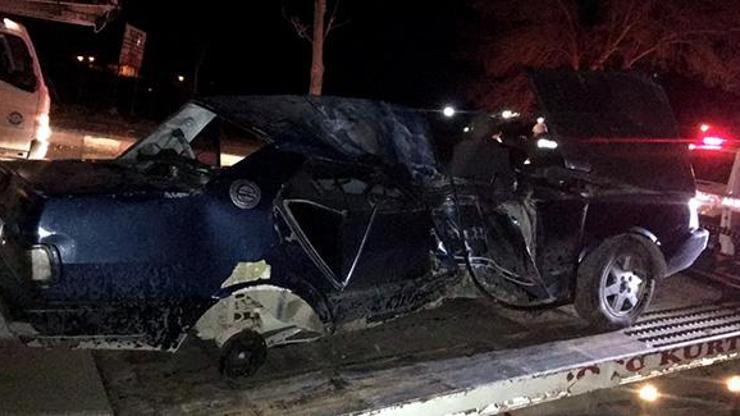 Aydınlatma direğine çarpan otomobilin sürücüsü öldü