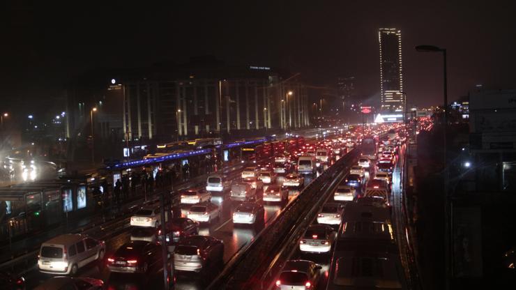 İstanbul E-5’te trafik yoğunluğu yüzde 80’lere ulaştı