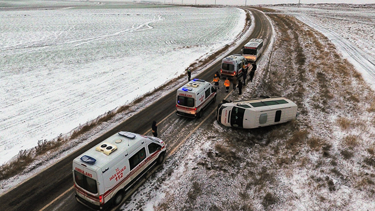 Edirnede öğrenci servisi devrildi: 1 yaralı