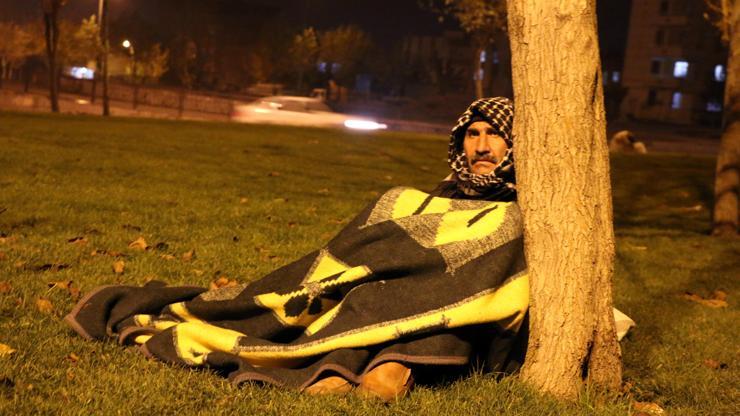 Damadı ile kızı tartışmasın diye sokakta kalıyor