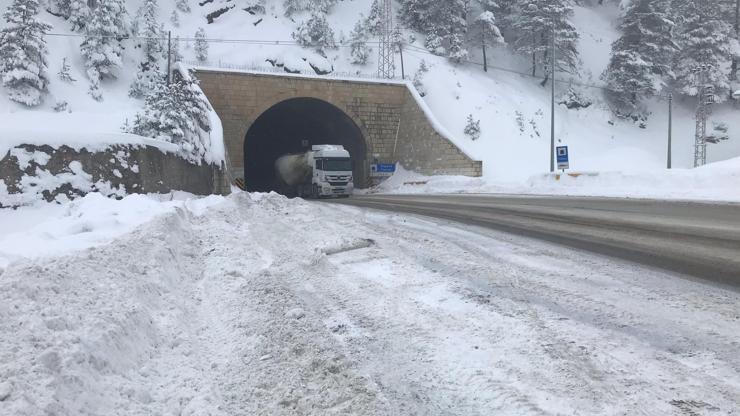 Zigana Geçidinde kar ulaşımı olumsuz etkiliyor