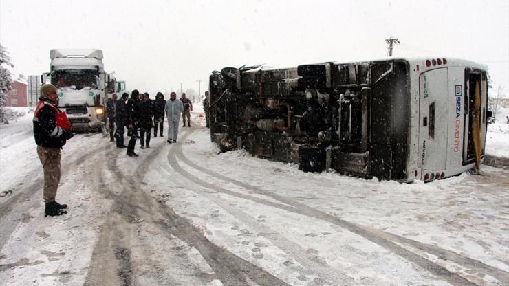 İşçi servisi devrildi: 16 yaralı