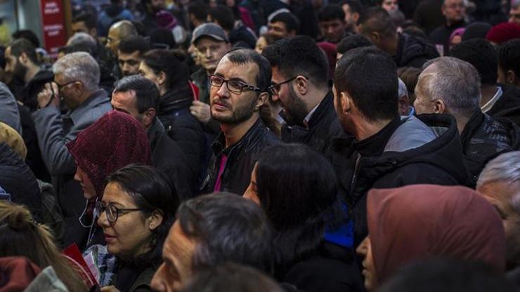 Milli Piyango bayilerinde bilet kuyruğu