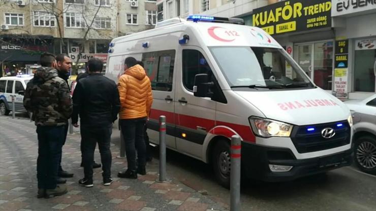 Kavga eden liselileri ayırırken bıçaklandı