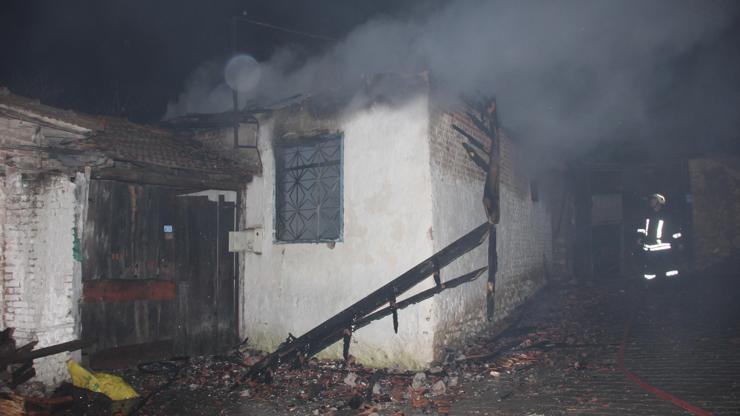 Elektrikli battaniyeden çıkan yangında ev kullanılmaz hale geldi