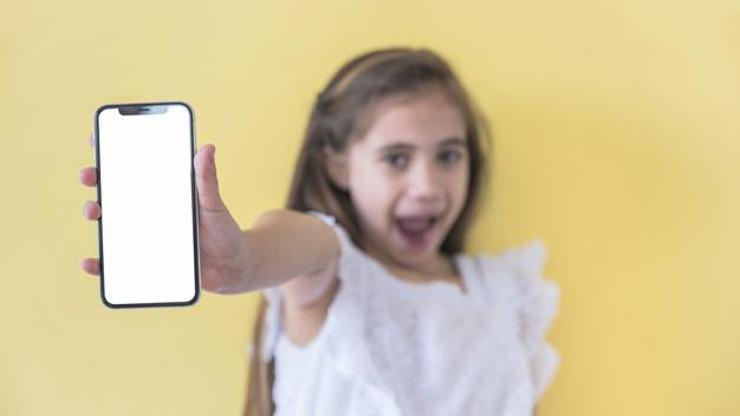 Çocuklara 14 yaşından önce telefon alınmamalı