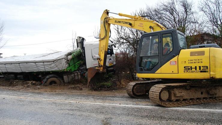 Yoldan çıkan TIR bahçeye daldı
