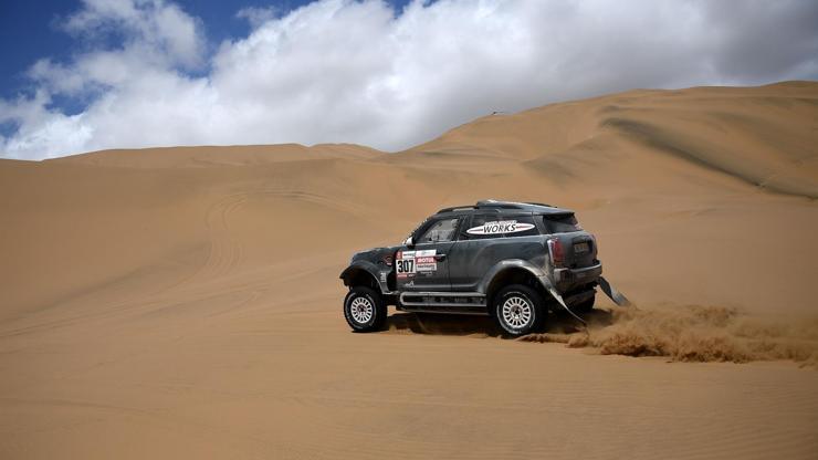 Dakar Rallisinde 5. etabın kazananları Loeb ve de Soultrait