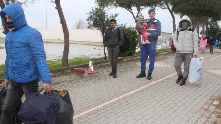 Fırtınanın sürüklediği kaçakları Sahil Güvenlik kurtardı