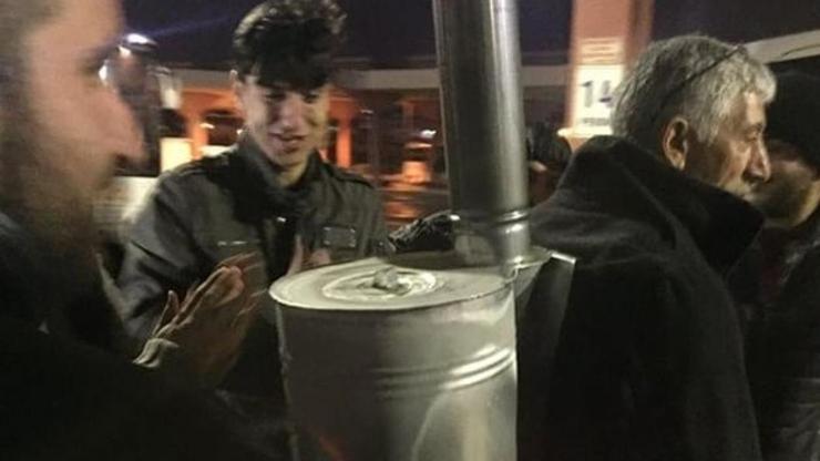 Sırtında taşıdığı sobayla, görenleri hayrete düşürdü
