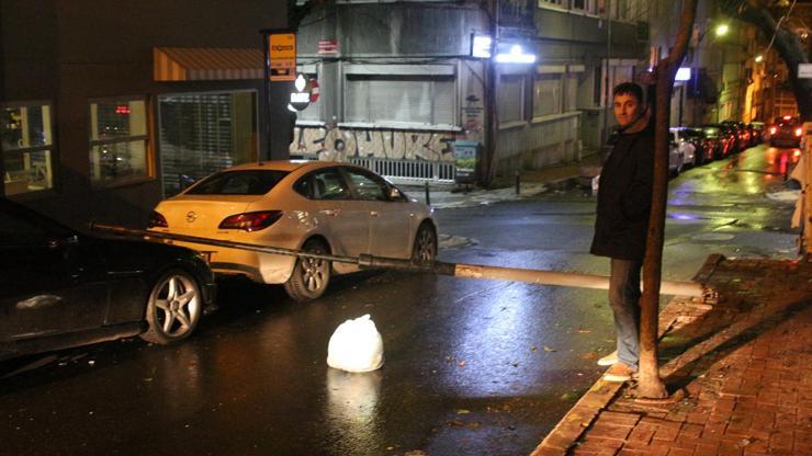 Elektrik direği aracın üzerine devrildi