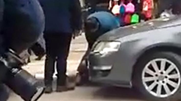 Borç verdiği kişiyi yere yatırıp boğazına bıçak dayadı