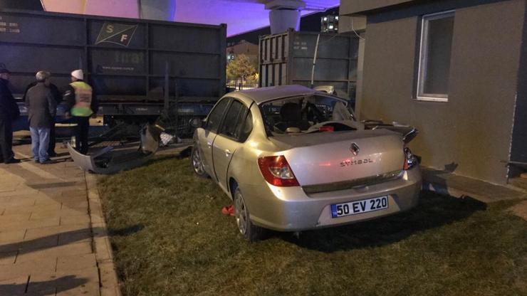 Otomobil yük trenine çarptı: 1i çocuk 2 yaralı