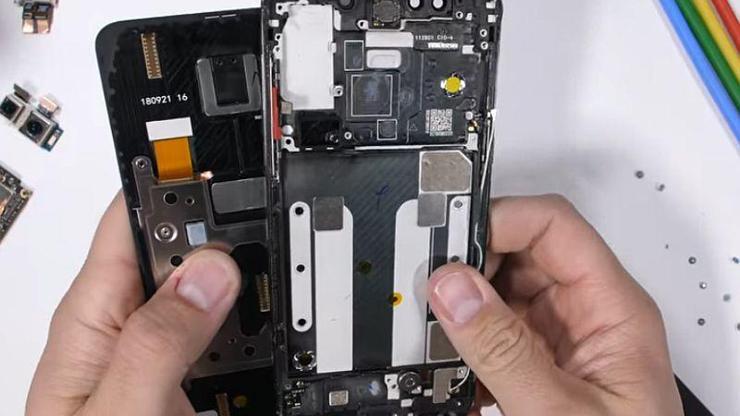 Xiaomi Mi Mix 3 parçalarına ayrıldı