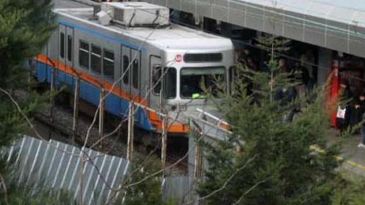 3 küçük kızını metro raylarına bıraktı