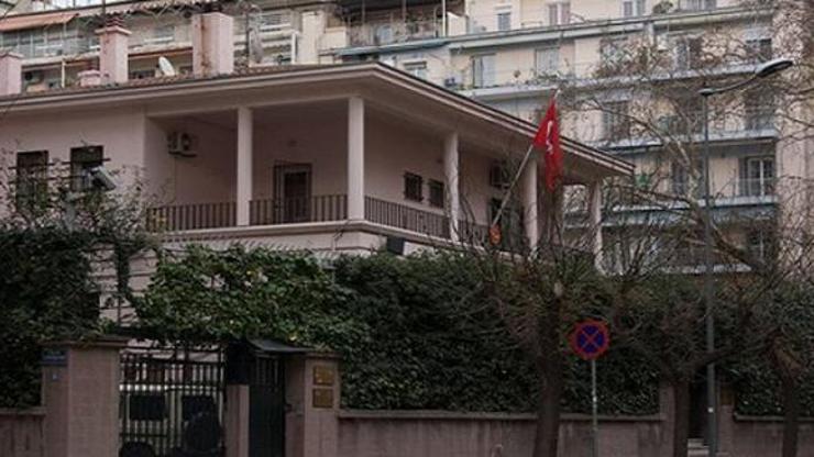 Selanik’te Türk Konsolosluğu yakınlarındaki polislere molotoflu saldırı