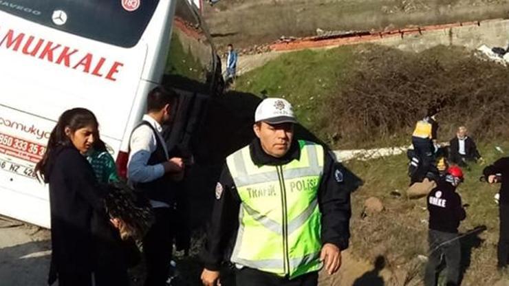 Yolcu otobüsü tıra çarptı: 29 yaralı