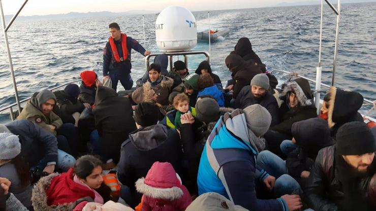 Lastik botta 45 kaçak göçmen yakalandı