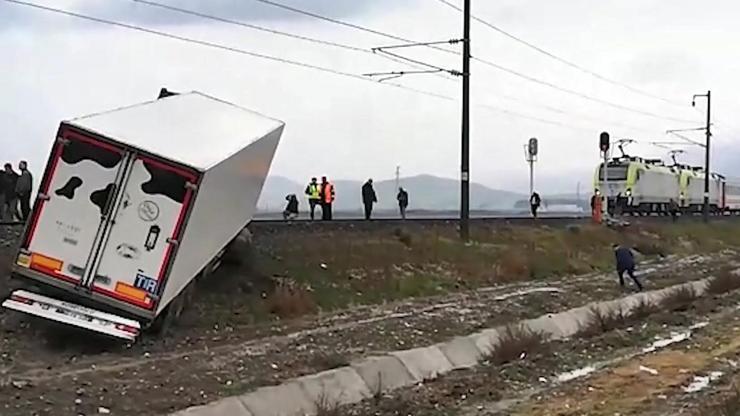 TIR demir yolunu kapattı, makinist treni son anda durdurdu