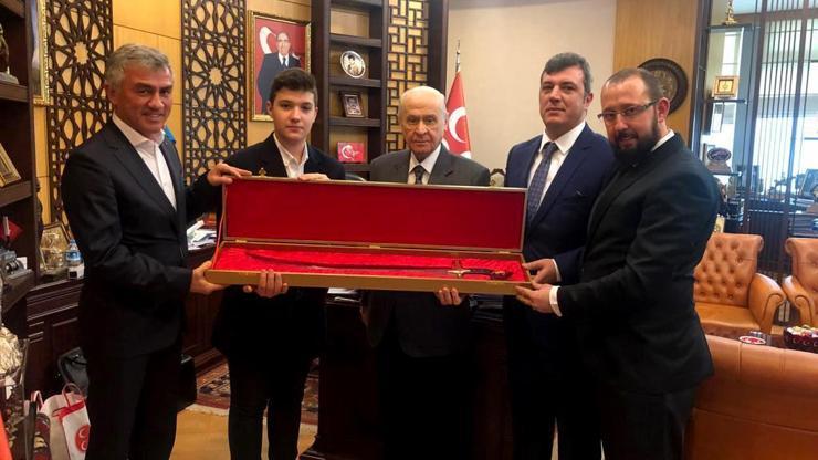 Bahçeliye Osmanlı kılıcı hediye ettiler