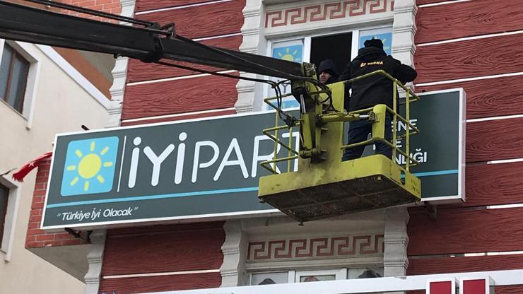 Hem istifa etti hem tabelayı söktürdü