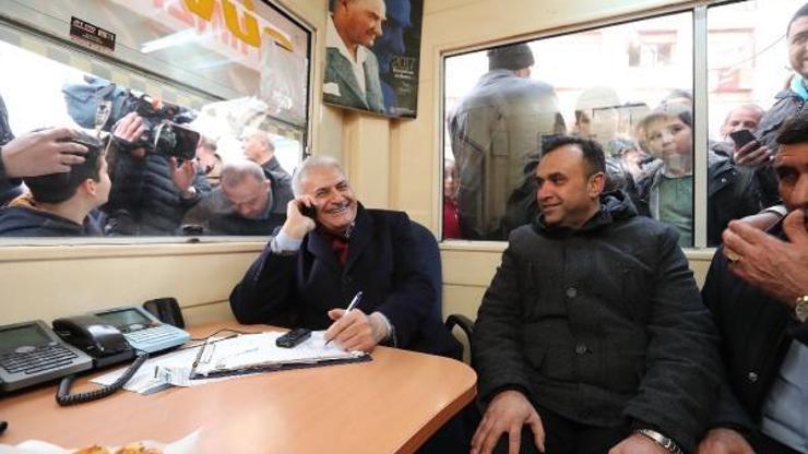 Binali Yıldırım Çatalcada şehit ailesini ziyaret etti