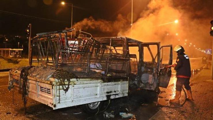 Seyir halinde alev alan mobilya yüklü kamyonet yandı